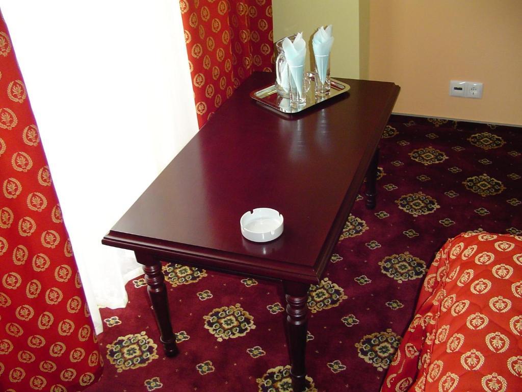 Hotel Europa Плоєшті Номер фото